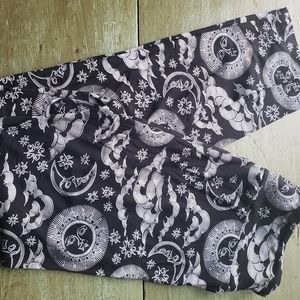 BLACK AND WHITE STYLIZED MOON SUN AND WIND LEGGING
